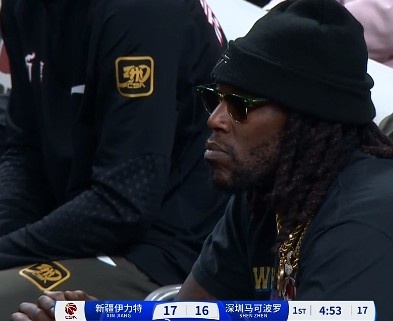 哦呦？你來了！新疆新外援哈雷爾場邊觀戰(zhàn)新疆主場vs深圳的比賽
