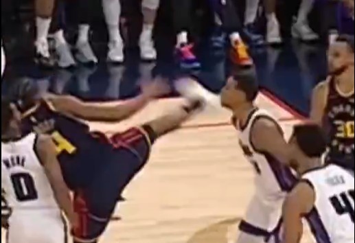 抬腳過(guò)高踢到了對(duì)手下巴！NBA官方：穆迪這一動(dòng)作被判1級(jí)惡犯