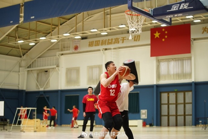 中國籃球之隊官博：大塊頭 大能量 祝李炎哲25歲生日快樂！