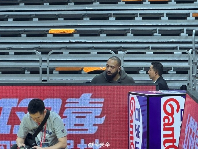 今晚不打？廣東主場(chǎng)迎戰(zhàn)廣廈 吉倫沃特一身便裝現(xiàn)身球館