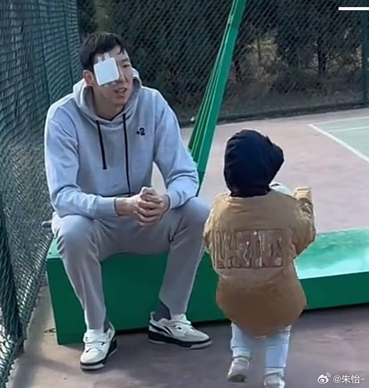 顧家好男人！記者曬出周琦手術后回歸家庭帶娃照片