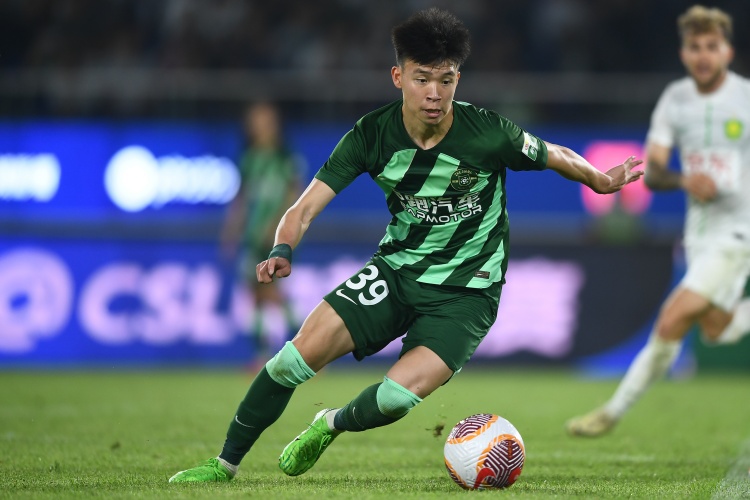 打幾分？浙江小將王鈺棟半場(chǎng)數(shù)據(jù)：觸球19次，2次射門0射正