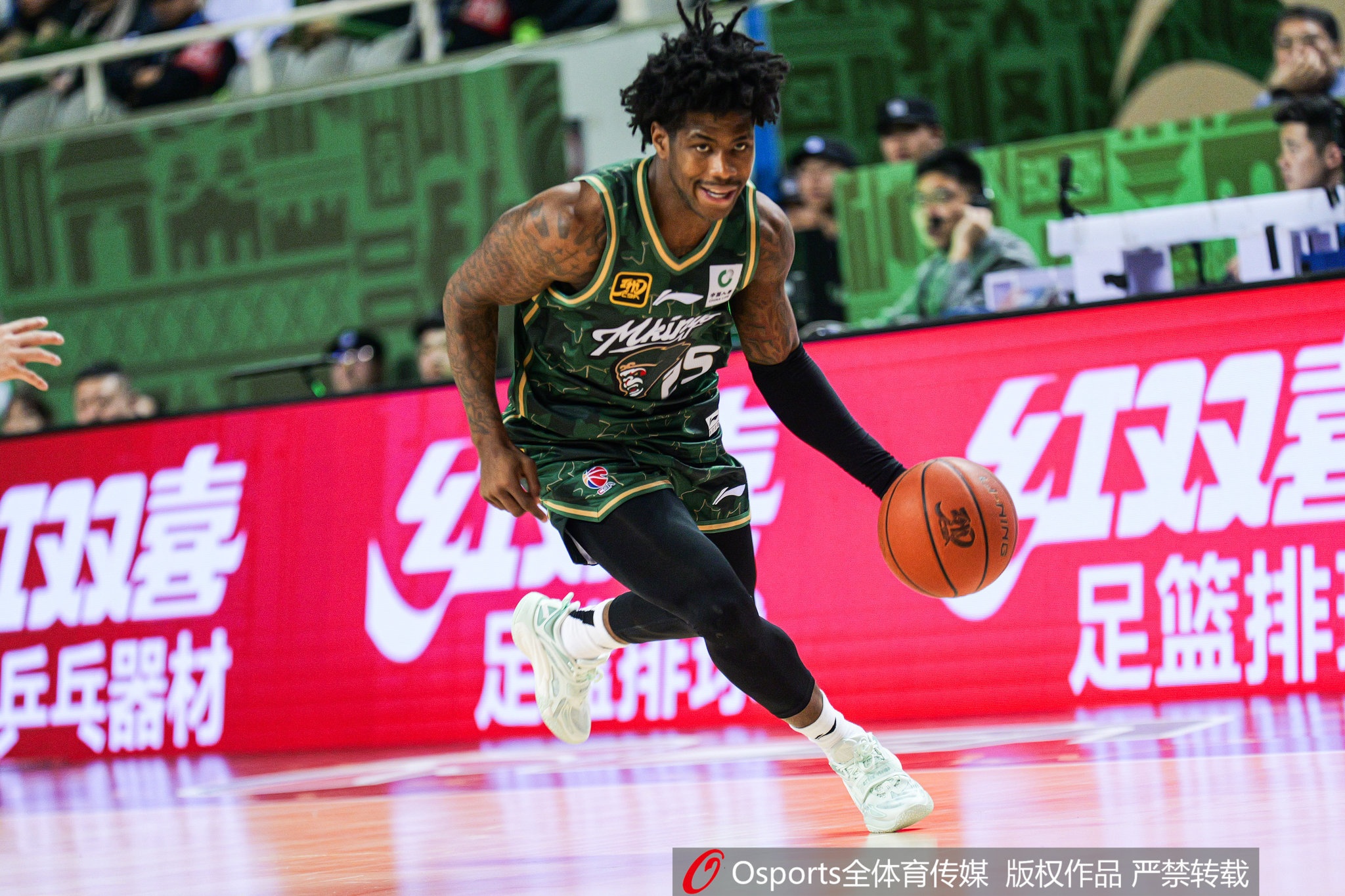這外援猛得很！肯德里克-戴維斯16投12中&罰球18中15砍43分6板9助